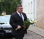 Užuojautų parei&scaron;kimas dėl i&scaron;puolio Nicoje prie Prancūzijos ambasados Vilniuje