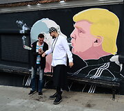 Atnaujintas grafitis su Donaldo Trumpo ir Vladimiro Putino bučiniu