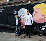 Atnaujintas grafitis su Donaldo Trumpo ir Vladimiro Putino bučiniu