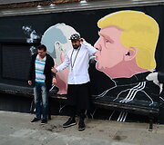 Atnaujintas grafitis su Donaldo Trumpo ir Vladimiro Putino bučiniu