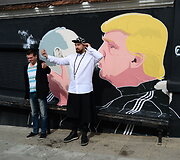 Atnaujintas grafitis su Donaldo Trumpo ir Vladimiro Putino bučiniu