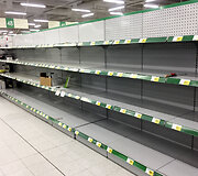 Paskelbus apie &bdquo;Prismos&ldquo; uždarymą lietuviai &scaron;luoja parduotuvės lentynas