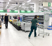 Paskelbus apie &bdquo;Prismos&ldquo; uždarymą lietuviai &scaron;luoja parduotuvės lentynas