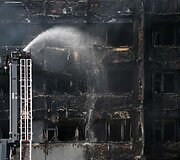 Gaisras payčiais apėmė 27 auk&scaron;tų daugiabutį vakarų Londone