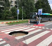 Vilniaus Taikos g. atsivėrė smegduobė