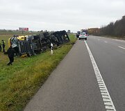 Vengdamas susidūrimo su lengvuoju automob, vilkikas su cisterna nuslydo nuo kelio ir apvirto 