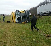 Vengdamas susidūrimo su lengvuoju automob, vilkikas su cisterna nuslydo nuo kelio ir apvirto 