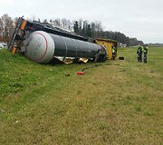 Vengdamas susidūrimo su lengvuoju automob, vilkikas su cisterna nuslydo nuo kelio ir apvirto 