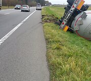 Vengdamas susidūrimo su lengvuoju automob, vilkikas su cisterna nuslydo nuo kelio ir apvirto 