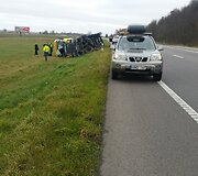 Vengdamas susidūrimo su lengvuoju automobiliu, vilkikas su cisterna nuslydo nuo kelio ir apvirto 