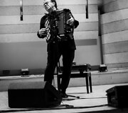 Koncerto &bdquo;Tribute to Edith Piaf: Richard Galliano and Sylvain Luc&ldquo; akimirkos