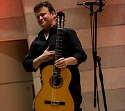 Koncerto &bdquo;Tribute to Edith Piaf: Richard Galliano and Sylvain Luc&ldquo; akimirkos