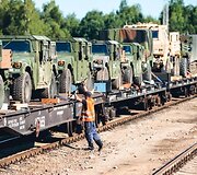 Į Gaižiūnų geležinkelio stotį atvykusi JAV karinė technika (tankai &bdquo;Abrams&ldquo;) ruo&scaron;iami transportavimui į Ruklos karinėje įguloje esančius padalinius.