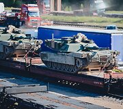 Į Gaižiūnų geležinkelio stotį atvykusi JAV karinė technika (tankai &bdquo;Abrams&ldquo;) ruo&scaron;iami transportavimui į Ruklos karinėje įguloje esančius padalinius.