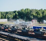 Į Gaižiūnų geležinkelio stotį atvykusi JAV karinė technika (tankai &bdquo;Abrams&ldquo;) ruo&scaron;iami transportavimui į Ruklos karinėje įguloje esančius padalinius.