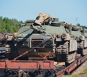 Į Gaižiūnų geležinkelio stotį atvykusi JAV karinė technika (tankai &bdquo;Abrams&ldquo;) ruo&scaron;iami transportavimui į Ruklos karinėje įguloje esančius padalinius.