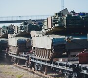 Į Gaižiūnų geležinkelio stotį atvykusi JAV karinė technika (tankai &bdquo;Abrams&ldquo;) ruo&scaron;iami transportavimui į Ruklos karinėje įguloje esančius padalinius.