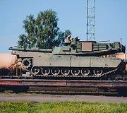 Į Gaižiūnų geležinkelio stotį atvykusi JAV karinė technika (tankai &bdquo;Abrams&ldquo;) ruo&scaron;iami transportavimui į Ruklos karinėje įguloje esančius padalinius.