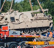 Į Gaižiūnų geležinkelio stotį atvykusi JAV karinė technika (tankai &bdquo;Abrams&ldquo;) ruo&scaron;iami transportavimui į Ruklos karinėje įguloje esančius padalinius.