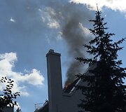 Vilniuje, Nugalėtojų gatvėje, užsidegė namo stogas