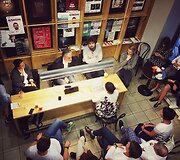 Projekto &bdquo;Vaidilos klasika&ldquo;&nbsp;dalyvis Petras Geniu&scaron;as kartu su savo sūnumi Luku Geniu&scaron;u atvirai diskusijai ir pokalbiui persikėlė į Vilniaus g. esančią kavinę.