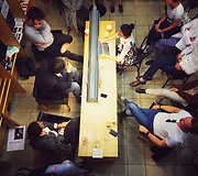 Projekto &bdquo;Vaidilos klasika&ldquo;&nbsp;dalyvis Petras Geniu&scaron;as kartu su savo sūnumi Luku Geniu&scaron;u atvirai diskusijai ir pokalbiui persikėlė į Vilniaus g. esančią kavinę.