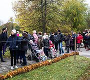 Būrys vaikų Vilniuje siekė rudeni&scaron;ko Lietuvos rekordo &ndash; pynė ilgiausią margų lapų pynę