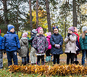 Būrys vaikų Vilniuje siekė rudeni&scaron;ko Lietuvos rekordo &ndash; pynė ilgiausią margų lapų pynę