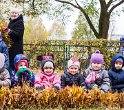 Būrys vaikų Vilniuje siekė rudeni&scaron;ko Lietuvos rekordo &ndash; pynė ilgiausią margų lapų pynę