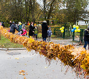 Būrys vaikų Vilniuje siekė rudeni&scaron;ko Lietuvos rekordo &ndash; pynė ilgiausią margų lapų pynę