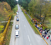 Būrys vaikų Vilniuje siekė rudeni&scaron;ko Lietuvos rekordo &ndash; pynė ilgiausią margų lapų pynę