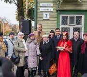Penktadienį sostinės Žvėryno Karaimų gatvėje atidengtas gatvės puo&scaron;ybos elementas karaimų kalba
