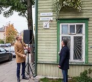 Penktadienį sostinės Žvėryno Karaimų gatvėje atidengtas gatvės puo&scaron;ybos elementas karaimų kalba