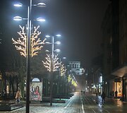 Kaunas puo&scaron;iasi Kalėdoms: sužibo keli kilometrai girliandų ir tūkstančiai dekoracijų