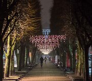Kaunas puo&scaron;iasi Kalėdoms: sužibo keli kilometrai girliandų ir tūkstančiai dekoracijų