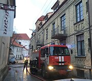  Pranci&scaron;konų g. 6 i&scaron; keturių auk&scaron;tų gyvenamojo namo pastogės veržiasi dūmai
