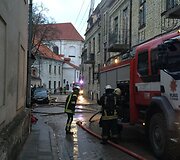  Pranci&scaron;konų g. 6 i&scaron; keturių auk&scaron;tų gyvenamojo namo pastogės veržiasi dūmai