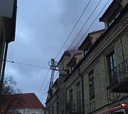  Pranci&scaron;konų g. 6 i&scaron; keturių auk&scaron;tų gyvenamojo namo pastogės veržiasi dūmai
