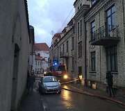  Pranci&scaron;konų g. 6 i&scaron; keturių auk&scaron;tų gyvenamojo namo pastogės veržiasi dūmai