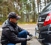 Vairavimo mokyklos &bdquo;Autologija&ldquo; specialistai moko kaip taisyklingai tempti automobilį lynu
