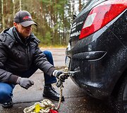 Vairavimo mokyklos &bdquo;Autologija&ldquo; specialistai moko kaip taisyklingai tempti automobilį lynu