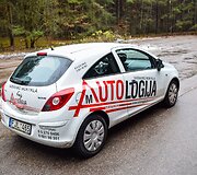 Vairavimo mokyklos &bdquo;Autologija&ldquo; specialistai moko kaip taisyklingai tempti automobilį lynu