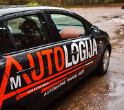 Vairavimo mokyklos &bdquo;Autologija&ldquo; specialistai moko kaip taisyklingai tempti automobilį lynu