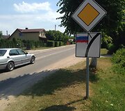 &bdquo;Sveikinimas&ldquo; Valstybės dienos proga: vandalai Nemenčinę i&scaron;margino Rusijos vėliavomis