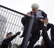 Pierre&lsquo;as Plissonnier, &bdquo;Air France&ldquo; viceprezidentas, nuo darbuotojų bėgo padedamas policijos