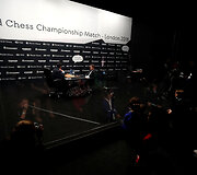 Pirma partija: Magnusas Carlsenas &ndash; Fabiano Caruana