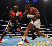 Anthony Joshua 10-ajame raunde įveikė Carlosą Takamą