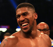 Anthony Joshua 10-ajame raunde įveikė Carlosą Takamą