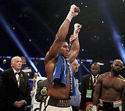 Anthony Joshua 10-ajame raunde įveikė Carlosą Takamą