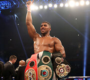 Anthony Joshua 10-ajame raunde įveikė Carlosą Takamą